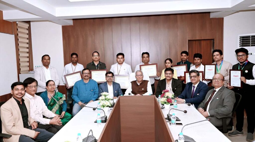 CSPTCL के जांबाज कर्मियों को प्रबंध निदेशक ने किया सम्मानित,  मिला मेडल और प्रशस्ति पत्र