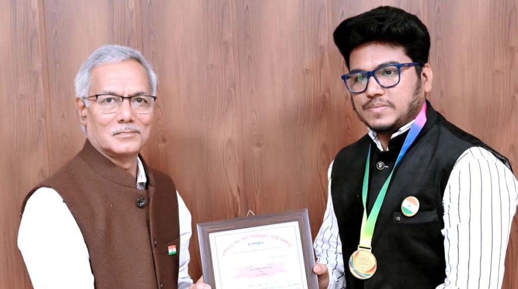 CSPTCL के जांबाज कर्मियों को प्रबंध निदेशक ने किया सम्मानित,  मिला मेडल और प्रशस्ति पत्र