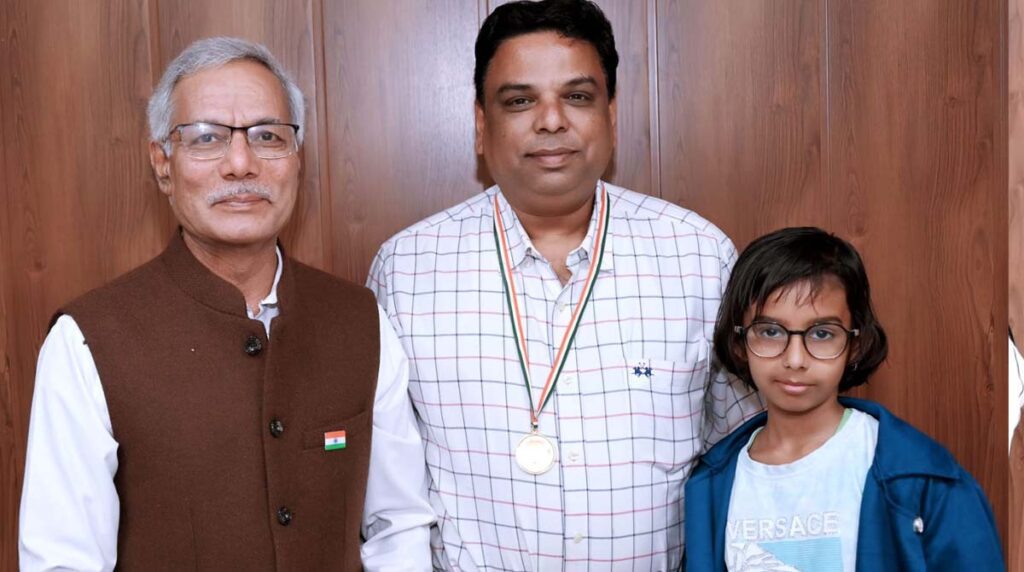 CSPTCL के जांबाज कर्मियों को प्रबंध निदेशक ने किया सम्मानित,  मिला मेडल और प्रशस्ति पत्र