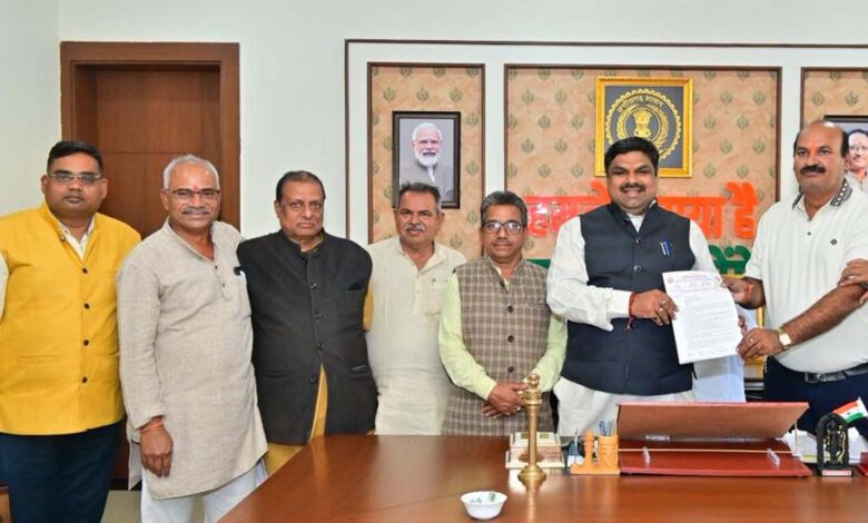 Education शिक्षा मंत्री से मिला शिक्षक संघ: प्रभारवाद, पदोन्नति, पेंशन और आयोग का पुनर्गठन समेत इन विषयों पर हुई चर्चा