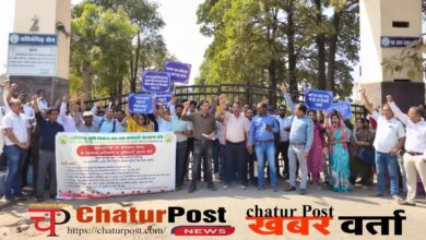 KVK परिसर में आंदोलन कर रहे कर्मचारियों को प्रशासन ने किया गेट के बाहर: फिर भी डटे से आंदेालनकारी  