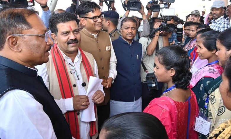 हथियार छोड़ चुके नक्‍सली पहुंचे विधानसभा: जानिए- मुख्‍यमंत्री साय क्‍या कह कर किया स्‍वागत