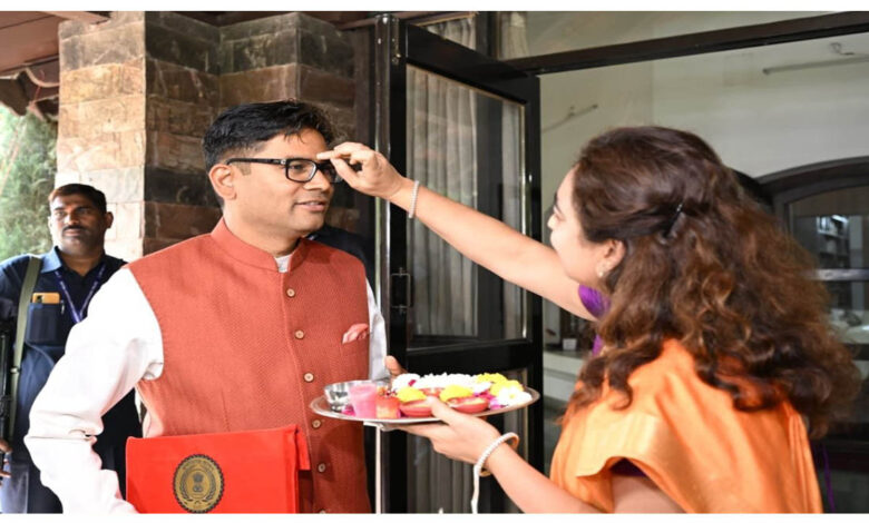 Budget अपने छत्तीसगढ़ की माटी से, मैं तिलक लगा कर आया हूं: पढ़ि‍ए- बजट भाषण में OP चौधरी की 6 शायरी