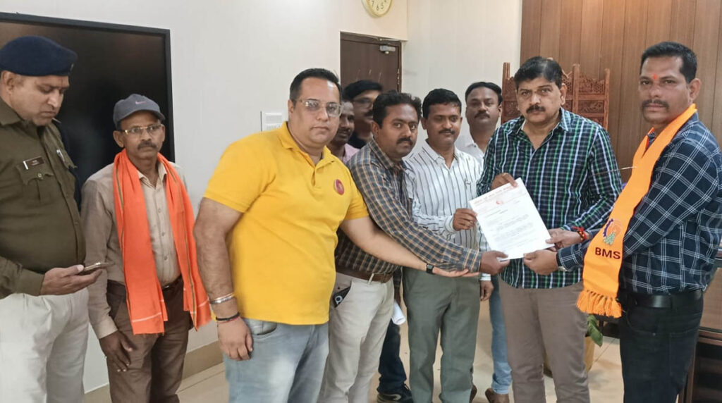 SEC Rail दक्षिण पूर्व मध्य रेलवे मजदूर संघ का प्रदर्शन: रेलवे प्रशासन को सौंपा 9 सूत्रीय मांगों का ज्ञापन