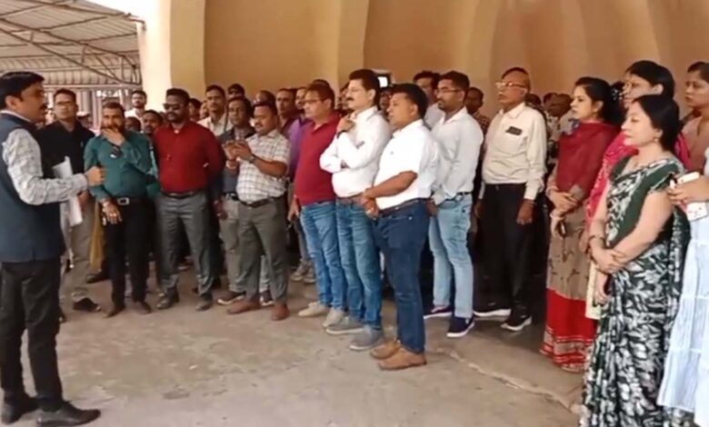 CG News ब्लॉक से जिला तक फेडरेशन का उग्र प्रदर्शन: सरकार की वदाखिलाफी पर कर्मचारियों में दिखा गुस्‍सा