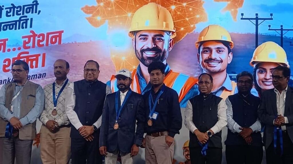 CSPTCL के दो लाइनमैन को मिला राष्‍ट्रीय पुरस्‍कार: विद्युत मंत्रालय ने किया सम्‍मानित