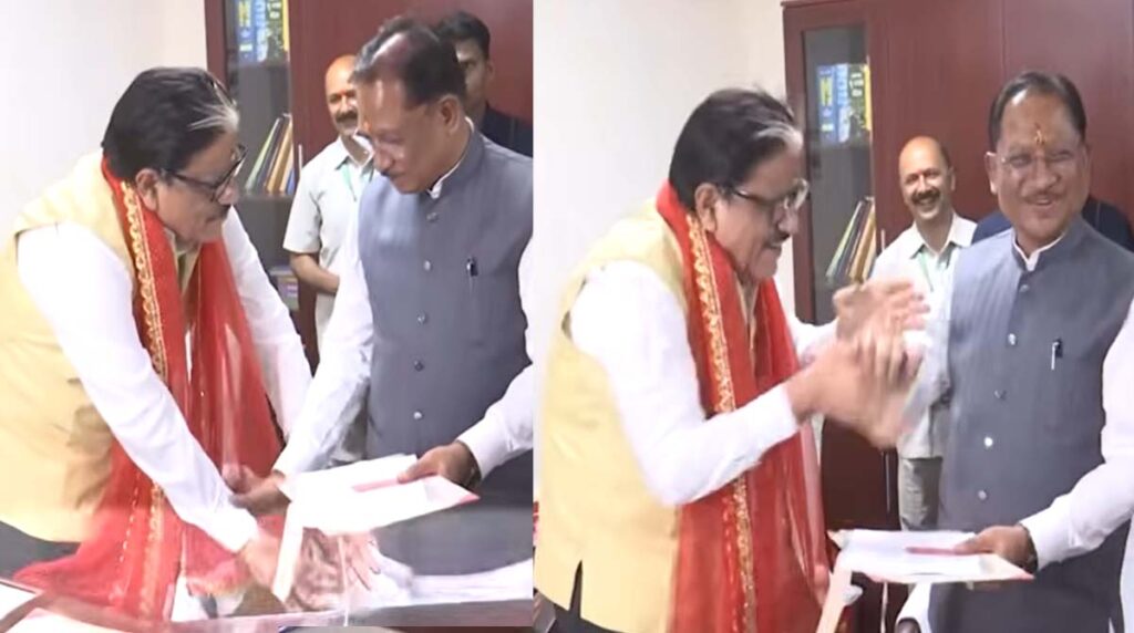 Ganesh Shanker गणेश शंकर मिश्रा ने छूआ मुख्‍यमंत्री का पैर, सिर पर रखा, असहज मुख्‍यमंत्री लगे हंसने  