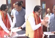 Ganesh Shanker गणेश शंकर मिश्रा ने छूआ मुख्‍यमंत्री का पैर, सिर पर रखा, असहज मुख्‍यमंत्री लगे हंसने  