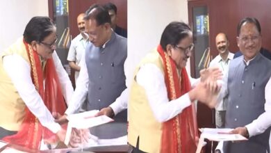 Ganesh Shanker गणेश शंकर मिश्रा ने छूआ मुख्‍यमंत्री का पैर, सिर पर रखा, असहज मुख्‍यमंत्री लगे हंसने  