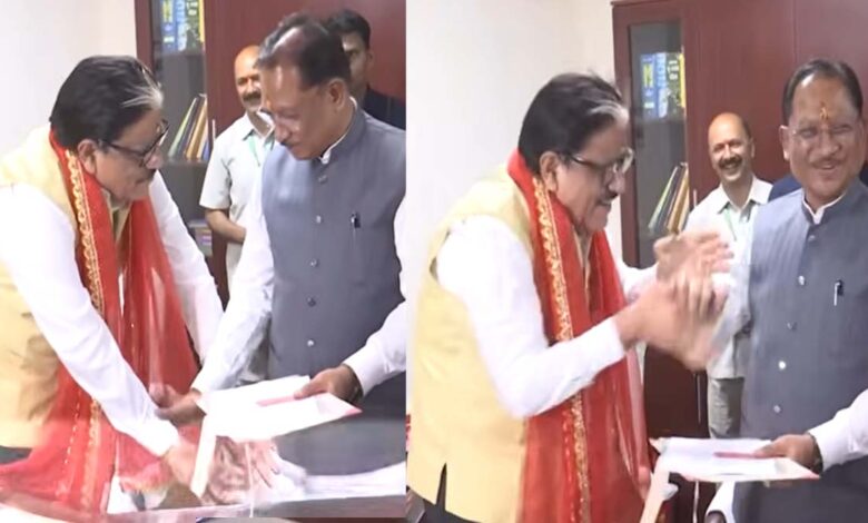 Ganesh Shanker गणेश शंकर मिश्रा ने छूआ मुख्‍यमंत्री का पैर, सिर पर रखा, असहज मुख्‍यमंत्री लगे हंसने  