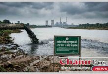 हसदेव नदी में राखड़ मिलाने पर HTPS कोरबा पर 18 करोड़ का जुर्माना, जांच करते अधिकारी